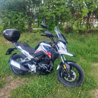 GT125 biały z kufrem.jpg