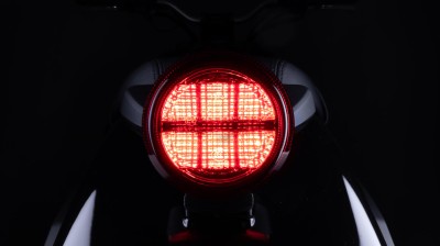 m12Vintage 400 bordo lampa tył.jpg